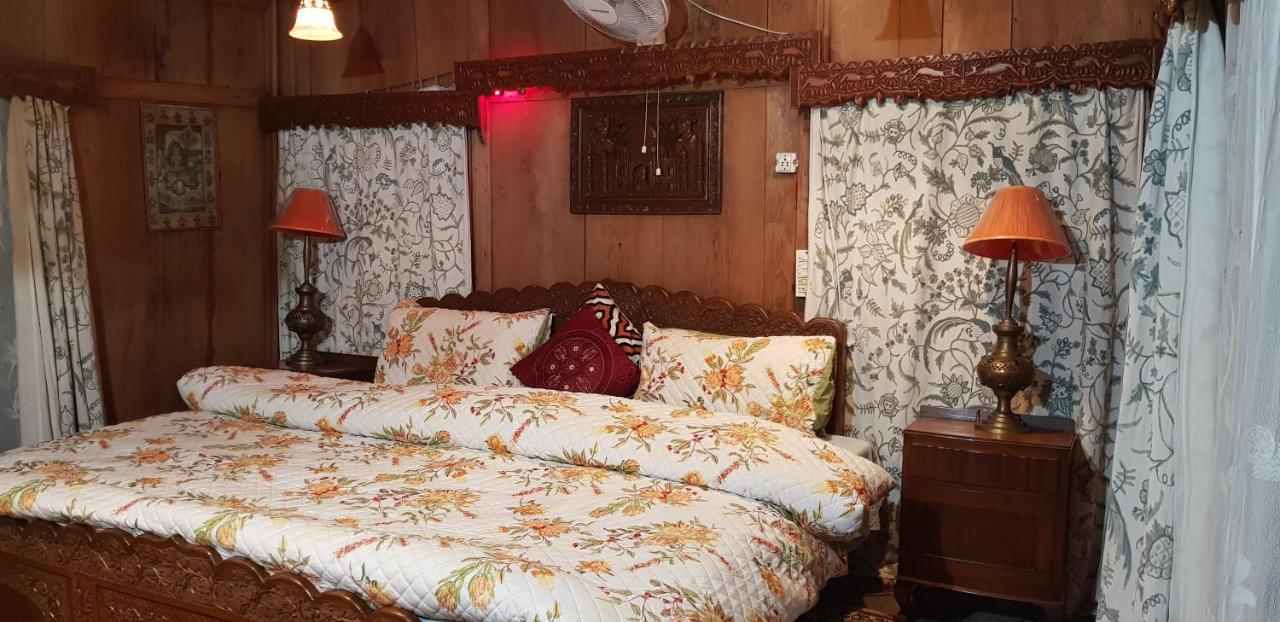 House Boat Hardy Palace Srīnagar Exterior foto