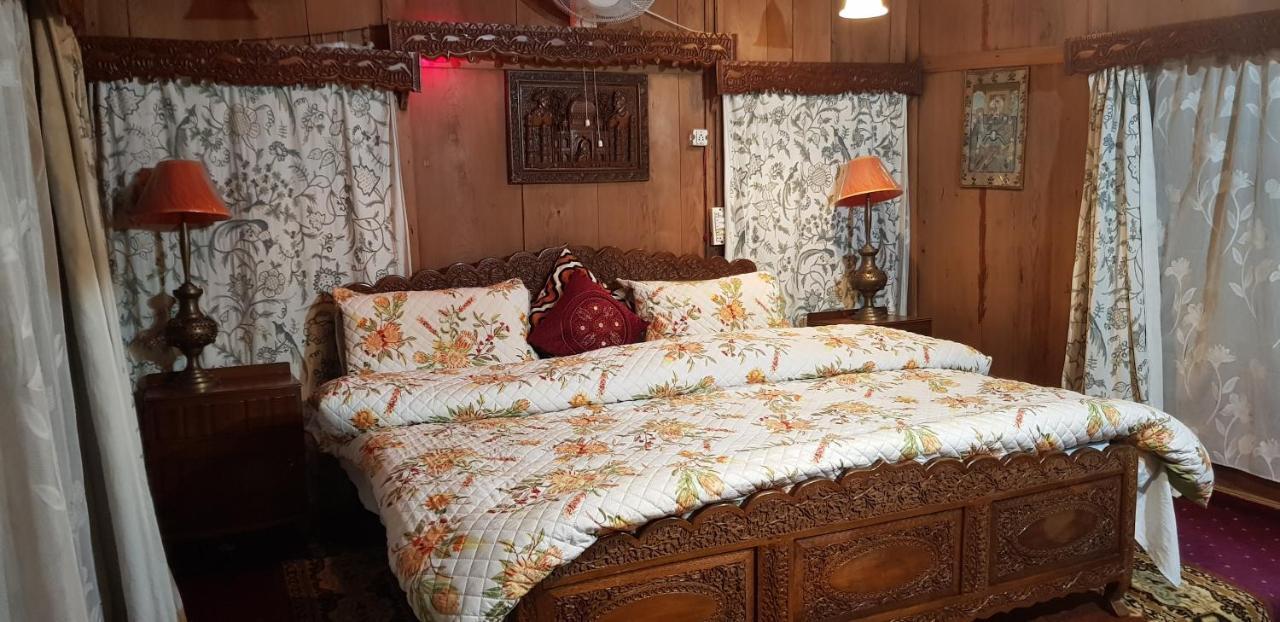 House Boat Hardy Palace Srīnagar Exterior foto